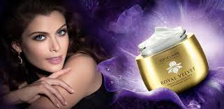 Spevňujúci denný krém Royal Velvet s SPF 15 Anniversary Edition