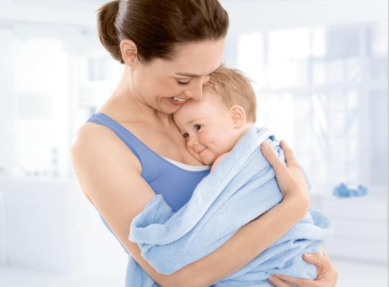 NIVEA BABY Ošetrujúci krém na tvár a telo.